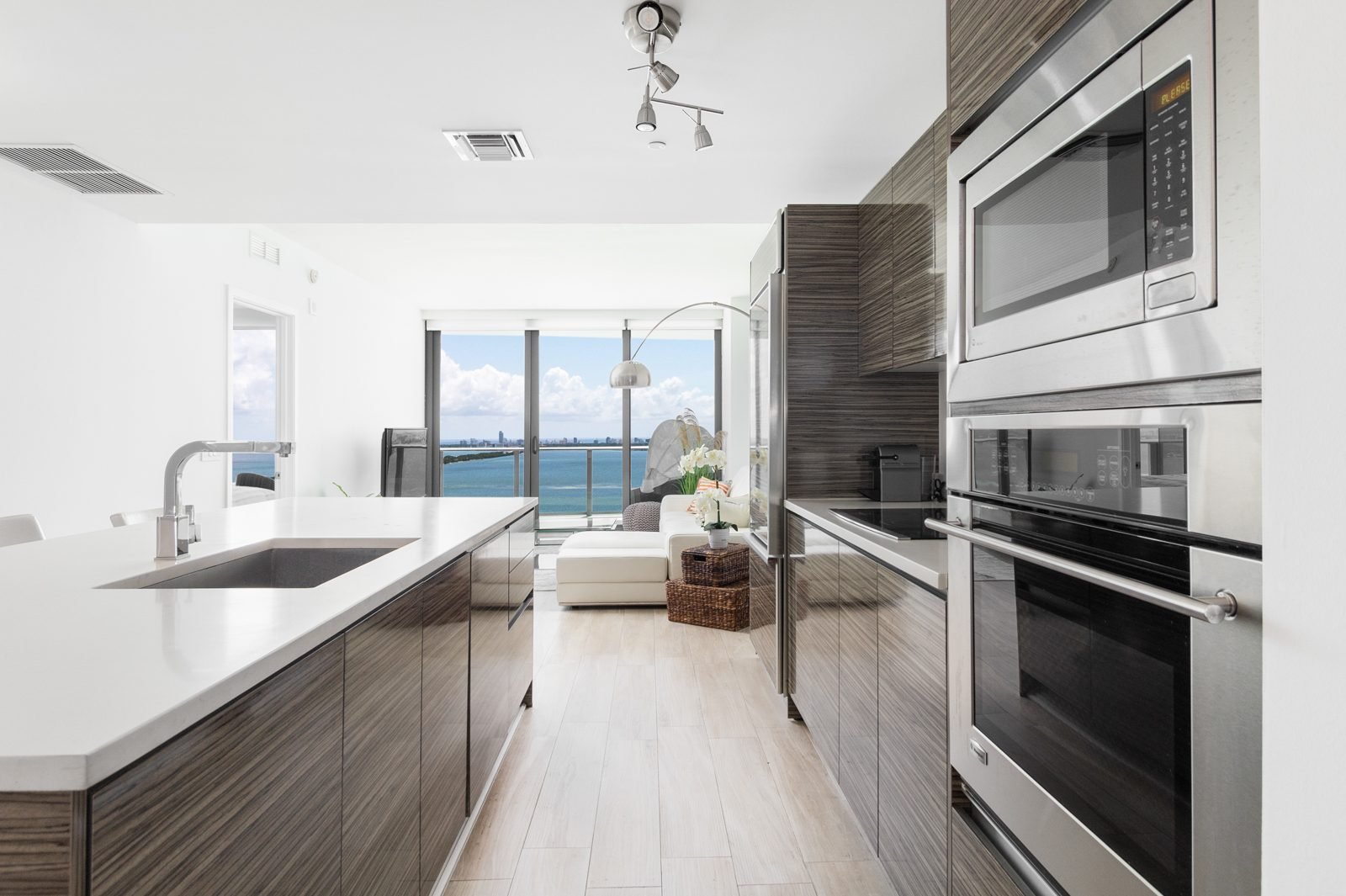 Icon Bay residence photo 9