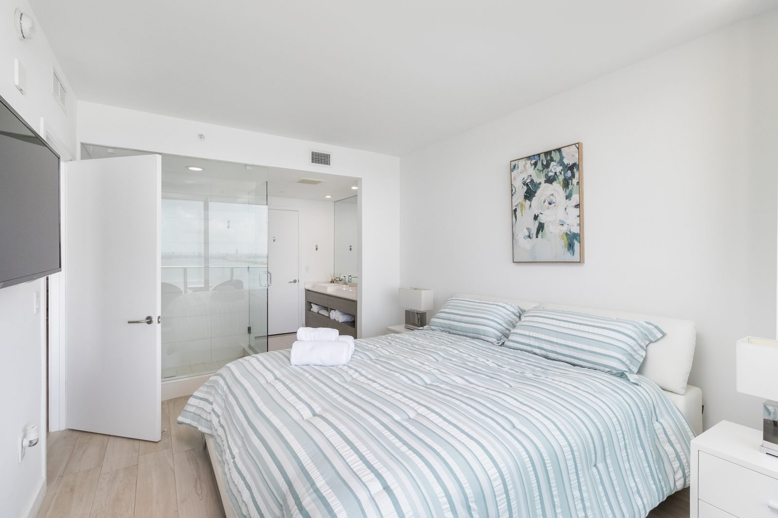 Icon Bay residence photo 12