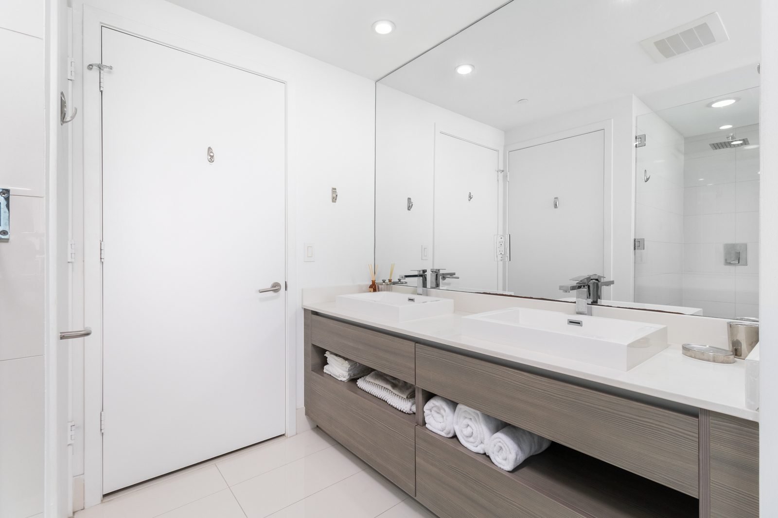 Icon Bay residence photo 13